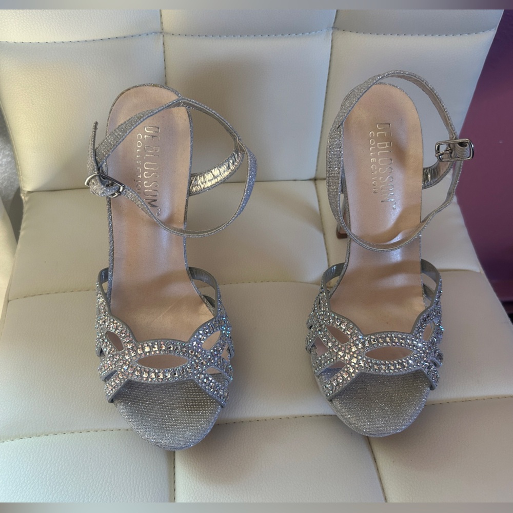 Beautiful sandal. Perfect for brides or bridesmaids. New! Size: 7.